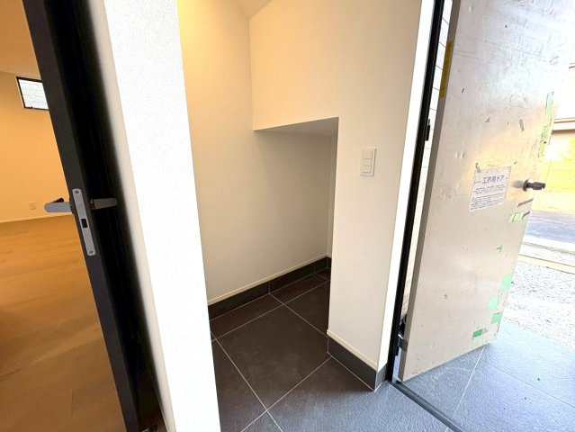 葵区羽鳥４丁目　新築一戸建て　全３棟　3号棟の居間・リビング|家具配置はAIによるイメージです。
実際の生活シーンを感じていただけるように、空間を再現しています。