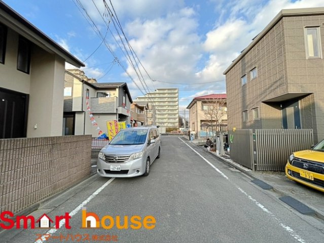 町田市小山ヶ丘　新築1棟の前面道路含む現地写真|お住まいの前面道路が広いと駐車が楽になり、陽当たりも遮られないので明るく居心地の良いお家になります♪