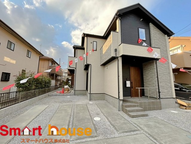 町田市小山ヶ丘　新築1棟の外観|外壁が周囲の街並みと青空に生えるお洒落な仕上がり！周囲には高い建物のないエリア。青い空が大きく感じますね。