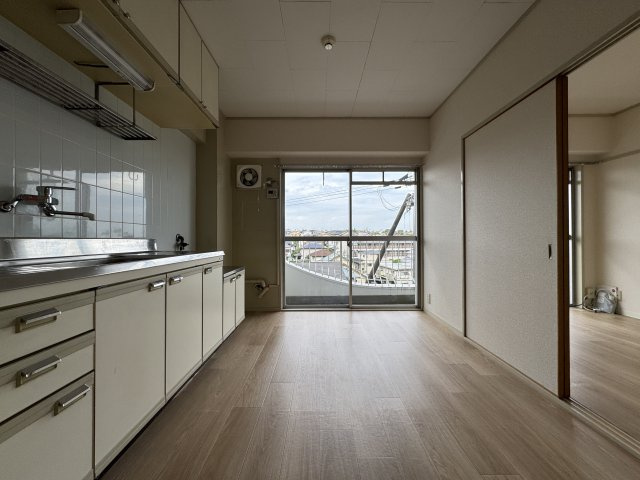 豊中市東寺内町の賃貸マンションの居間・リビング