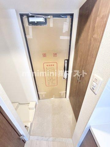 フォーリアライズ弁天町ノビアの玄関