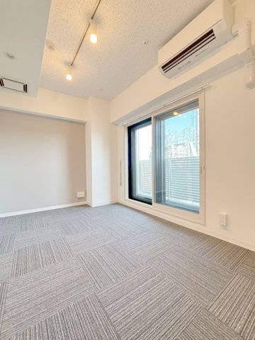 「防音マンション」WHARF bo-on 住吉の居間・リビング|居室は防音床、防音壁、防音天井となっており、コンクリートの厚みは１８０㎜と、まさに楽器を演奏するためにつくられた24時間楽器演奏可能の防音室です。