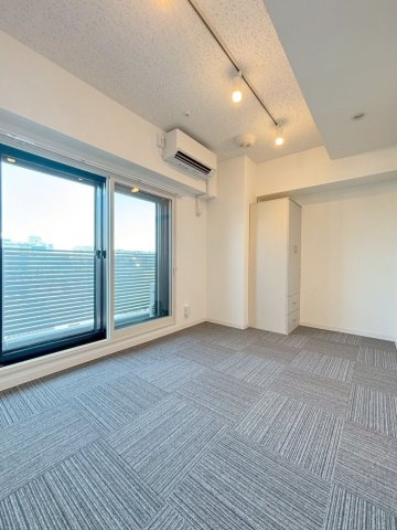 「防音マンション」WHARF bo-on 住吉の洋室|Bluetooth仕様のスピーカーも付いています。接続すればすぐにでも使用可能です。右上は24時間稼働の換気口です。