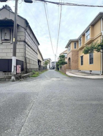 小田原市南町3丁目 築浅デザイナーズハウスの前面道路含む現地写真