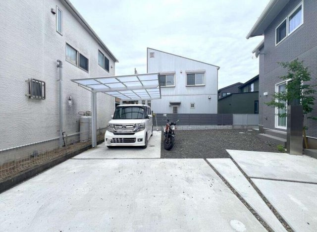 小田原市南町3丁目 築浅デザイナーズハウスの駐車場