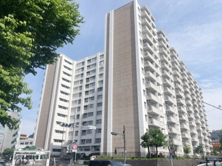 【外観】 | 手入れの行き届いた外壁やエントランスなど、「見ればわかる」レベルで清潔感を保ったマンションです。築年数を感じさせない姿で皆様をお出迎えします。～即日のご見学可能～　お問合せはお気軽にどうぞ。