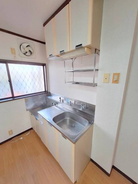 シティハイム　フラワーのキッチン|窓のあるキッチンスペース