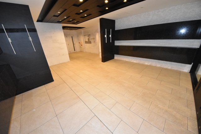 大阪市西区立売堀３丁目の賃貸マンションのエントランス