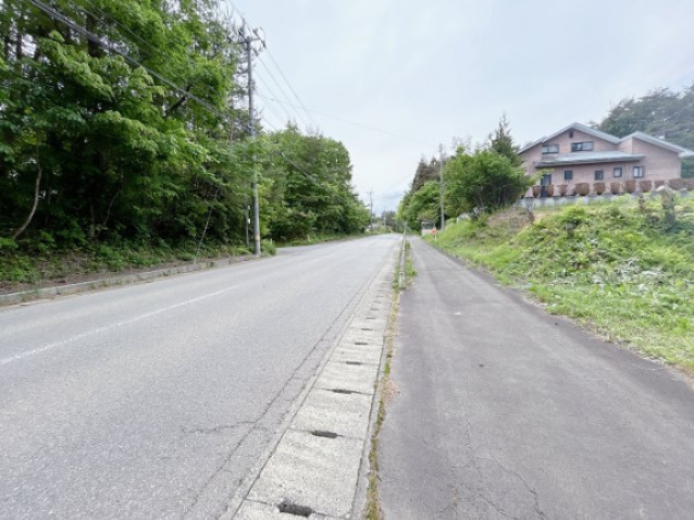 花巻市北湯口第17地割　土地建物の周辺|接道は北湯口の工業団地へ通じる道路ですので、広く歩道もあります。
