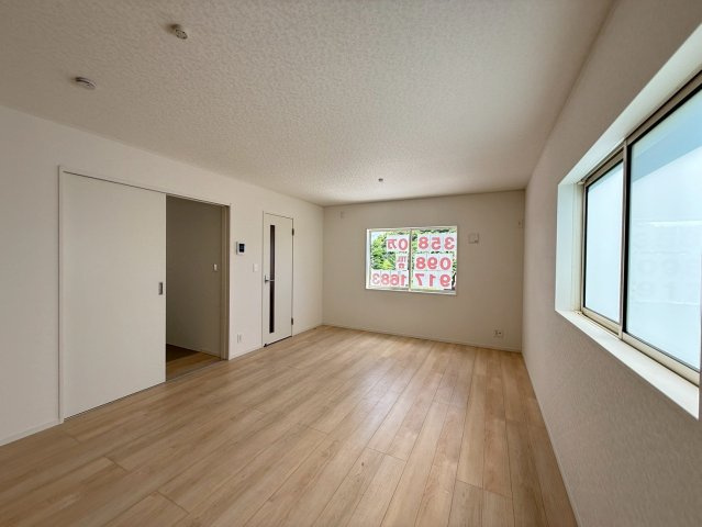 クレイドルガーデンうるま市みどり町 第２・２号棟の居間・リビング|二面採光のゆったりLDK16.2帖+洋風和室5.2帖