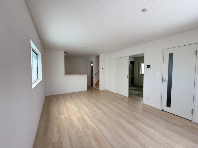 クレイドルガーデンうるま市みどり町 第２・２号棟の居間・リビング|二面採光のゆったりLDK16.2帖+洋風和室5.2帖