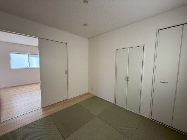 クレイドルガーデンうるま市みどり町 第２・２号棟の和室|リビングに隣接する洋風和室5.2帖・押入れ収納付き