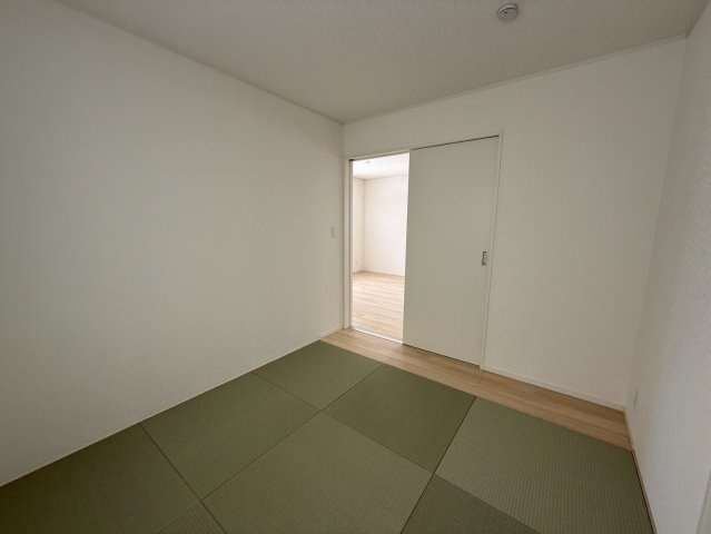 クレイドルガーデンうるま市みどり町 第２・２号棟の和室|暮らしに和の趣をもたらす洋風和室5.2帖・押入れ収納付き