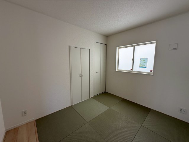 クレイドルガーデンうるま市みどり町 第２・２号棟の和室|暮らしに和の趣をもたらす洋風和室5.2帖・押入れ収納付き