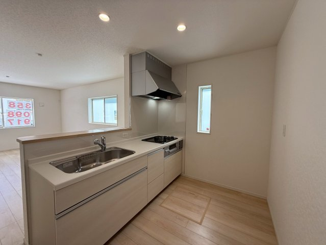 クレイドルガーデンうるま市みどり町 第２・２号棟のキッチン|会話の弾む対面式のシステムキッチン・換気窓＆床下収納付き