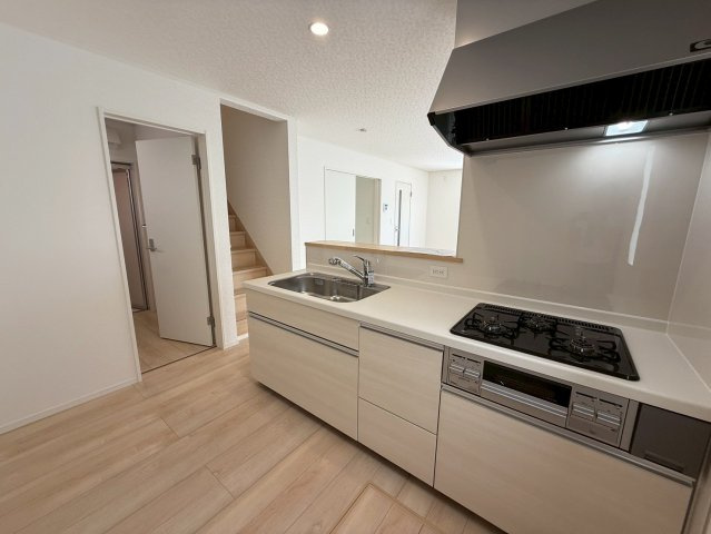 クレイドルガーデンうるま市みどり町 第２・２号棟のキッチン|キッチン横には洗面室＆浴室があり、家事動線に優れた水廻り集中設計◎