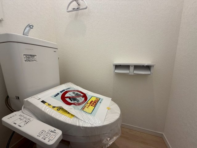 クレイドルガーデンうるま市みどり町 第２・２号棟のトイレ|１階トイレ・換気が取れる窓＆収納棚付き・温水洗浄便座