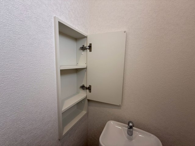 クレイドルガーデンうるま市みどり町 第２・２号棟のその他|１階トイレに設置された、便利な収納棚