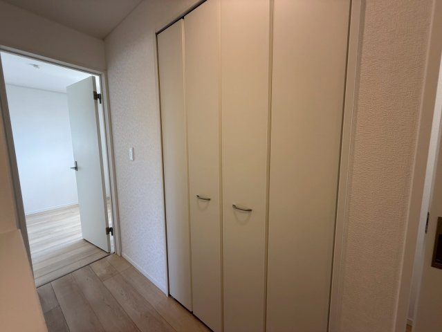 クレイドルガーデンうるま市みどり町 第２・２号棟のその他|２階廊下に設置された大容量のクローゼット収納