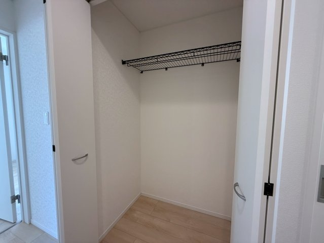 クレイドルガーデンうるま市みどり町 第２・２号棟のその他|２階廊下に設置された大容量のクローゼット収納