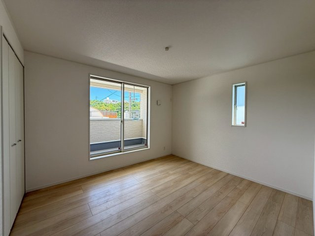 クレイドルガーデンうるま市みどり町 第２・２号棟の洋室|２階主寝室7.5帖・ルーフバルコニー出入口