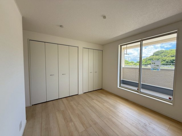 クレイドルガーデンうるま市みどり町 第２・２号棟の洋室|２階主寝室7.5帖・ルーフバルコニー出入口＆クローゼット収納付き