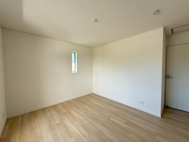 クレイドルガーデンうるま市みどり町 第２・２号棟の洋室|二面採光の２階主寝室7.5帖