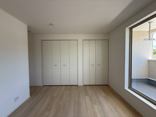 クレイドルガーデンうるま市みどり町 第２・２号棟の洋室|２階主寝室7.5帖・ルーフバルコニー出入口＆クローゼット収納付き