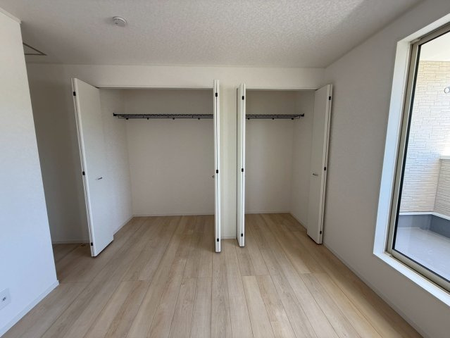 クレイドルガーデンうるま市みどり町 第２・２号棟の収納|２階主寝室7.5帖・ルーフバルコニー出入口＆クローゼット収納付き