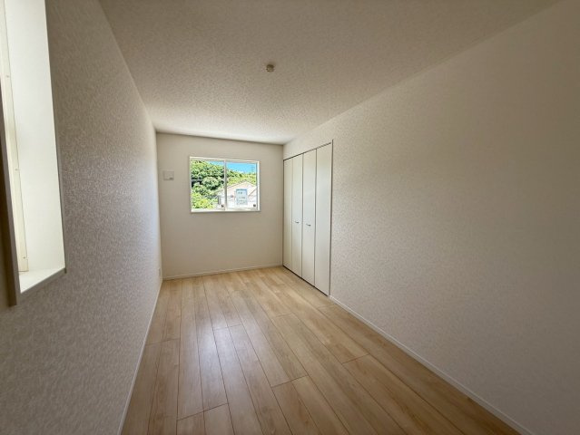 クレイドルガーデンうるま市みどり町 第２・２号棟の洋室|二面採光の２階洋室6.8帖