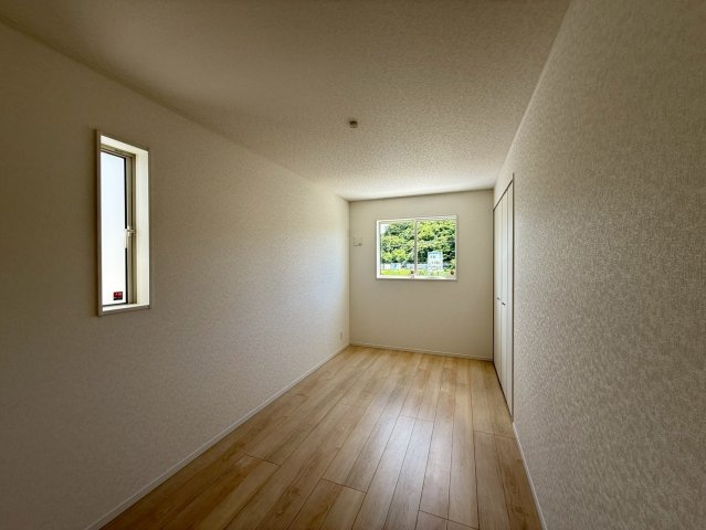 クレイドルガーデンうるま市みどり町 第２・２号棟の洋室|二面採光の２階洋室6.8帖