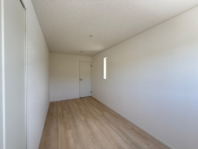 クレイドルガーデンうるま市みどり町 第２・２号棟の洋室|２階洋室6.8帖・クローゼット収納付き