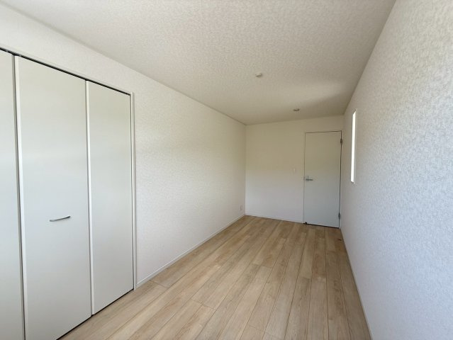 クレイドルガーデンうるま市みどり町 第２・２号棟の洋室|２階洋室6.8帖・クローゼット収納付き