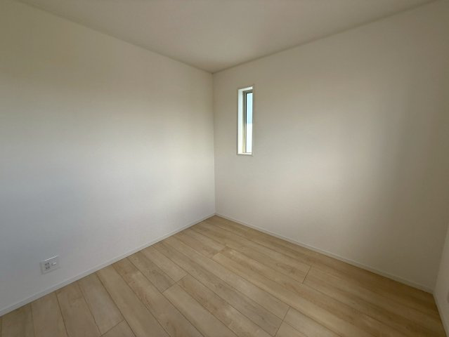 クレイドルガーデンうるま市みどり町 第２・２号棟の洋室|二面採光の２階洋室4.5帖