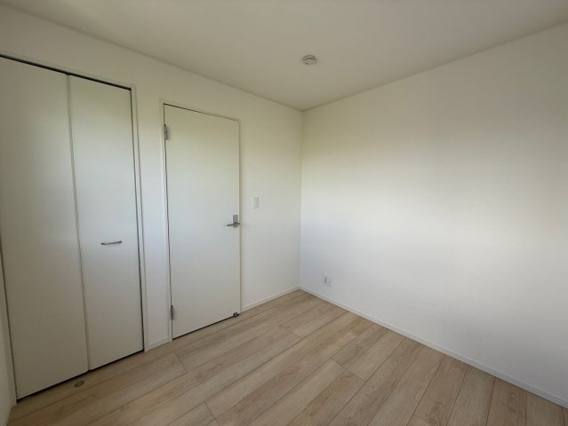 クレイドルガーデンうるま市みどり町 第２・２号棟の洋室|２階洋室4.5帖・クローゼット収納付き