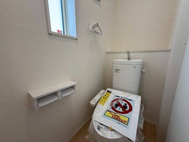 クレイドルガーデンうるま市みどり町 第２・２号棟のその他|２階トイレ・換気が取れる窓＆収納棚付き・温水洗浄便座