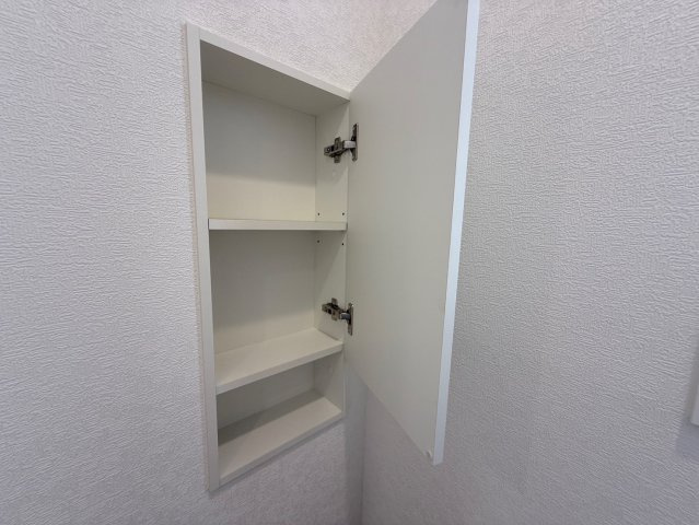 クレイドルガーデンうるま市みどり町 第２・２号棟のその他|２階トイレに設置された便利な収納棚