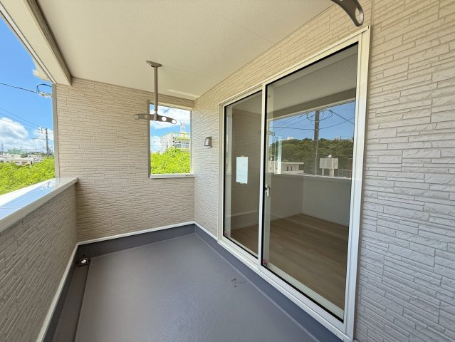 クレイドルガーデンうるま市みどり町 第２・２号棟のバルコニー|急な雨も安心♪様々な用途に使えて解放感のある広々ルーフバルコニー