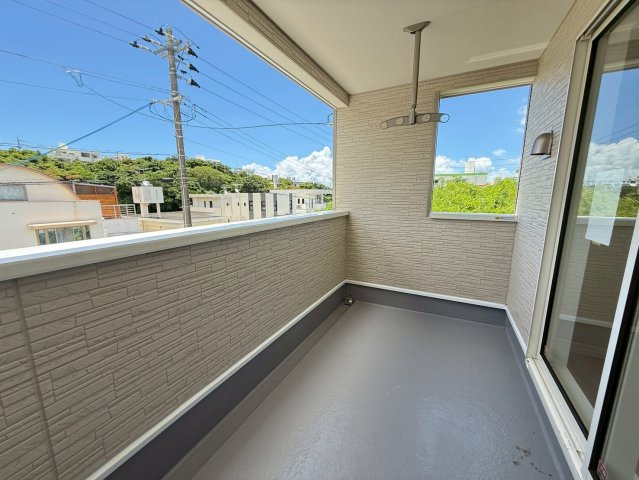 クレイドルガーデンうるま市みどり町 第２・２号棟のバルコニー|急な雨も安心♪様々な用途に使えて解放感のある広々ルーフバルコニー