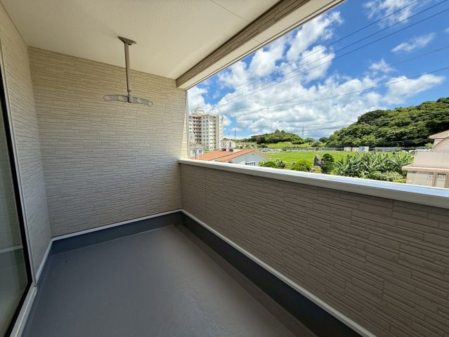 クレイドルガーデンうるま市みどり町 第２・２号棟のバルコニー|急な雨も安心♪様々な用途に使えて解放感のある広々ルーフバルコニー
