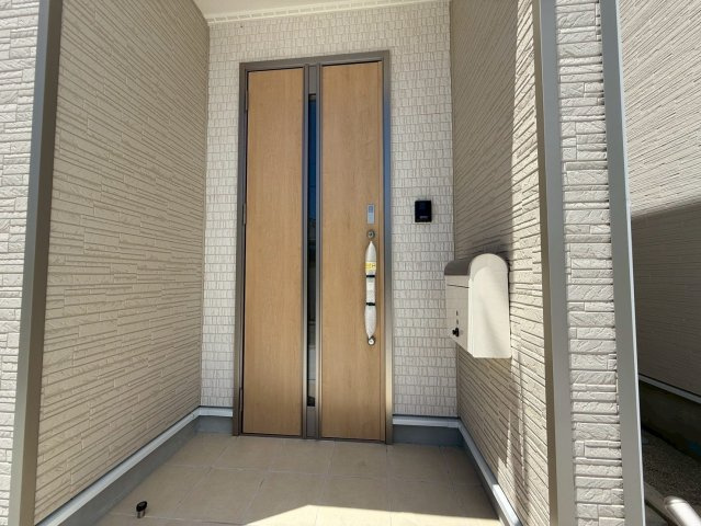 クレイドルガーデンうるま市みどり町 第２・２号棟の玄関|屋根付きで置き配スペースも確保できる玄関ポーチ／TVモニター付きインターフォン