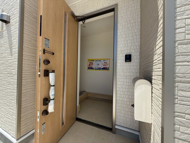 クレイドルガーデンうるま市みどり町 第２・２号棟の玄関|屋根付きで置き配スペースも確保できる玄関ポーチ／TVモニター付きインターフォン