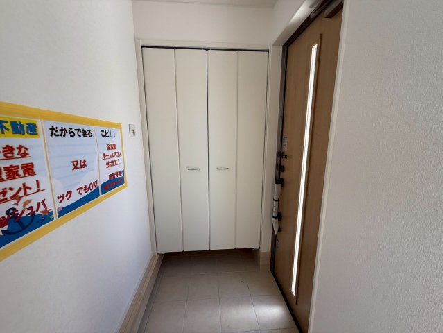 クレイドルガーデンうるま市みどり町 第２・２号棟の玄関|可動式棚付きで大容量のシューズクローゼット