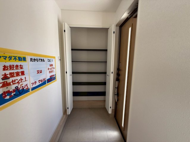 クレイドルガーデンうるま市みどり町 第２・２号棟のその他|可動式棚付きで大容量のシューズクローゼット