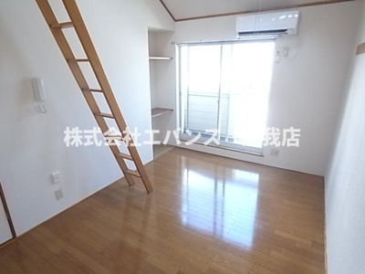 【居間・リビング】 | カーサビアンカⅢ | フローリングの居間です