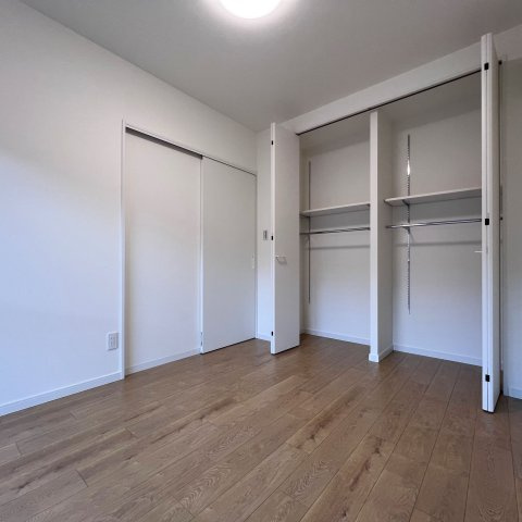 【洋室】 | グランピアグーテンハイツ箱崎Ⅴ | 5.5帖の洋室。バルコニーに面した明るい部屋で換気や採光ばっちりです