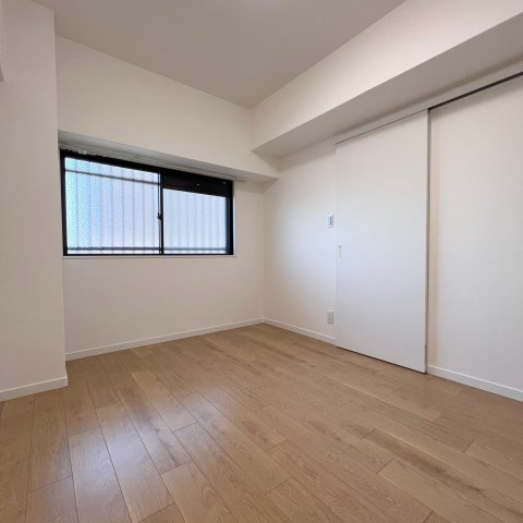 【洋室】 | グランピアグーテンハイツ箱崎Ⅴ | 5.7帖の洋室。幅広の窓から明かりを多く取り込んでいます