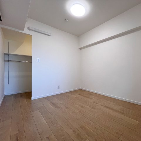 【洋室】 | グランピアグーテンハイツ箱崎Ⅴ | 6帖の洋室はバルコニーから採光がとれるので明るく、大容量のウォークインクローゼットがあります