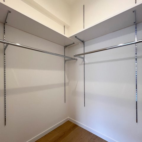 【収納】 | グランピアグーテンハイツ箱崎Ⅴ | ウォークインクローゼット。季節物の洋服や、普段使いの鞄を収納したり多様な使い方ができます