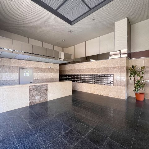 【ロビー】 | グランピアグーテンハイツ箱崎Ⅴ | 共用部分は明るく清潔感があり、お住まいの方を心地よくお迎えします